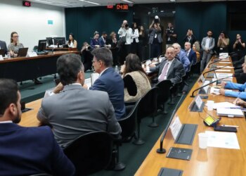 Pedido de vista adia votação da PEC do fim da escala 6X1