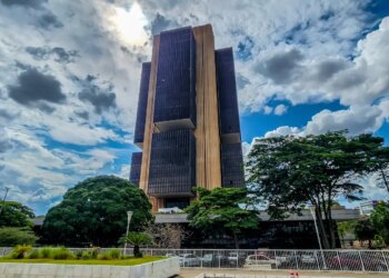 Juros pressionam a dívida mais que gastos públicos, dizem economistas