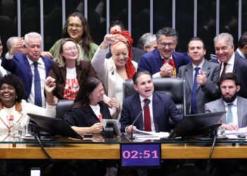 Câmara aprova, em dois turnos, PEC pelo fim da escala 6×1