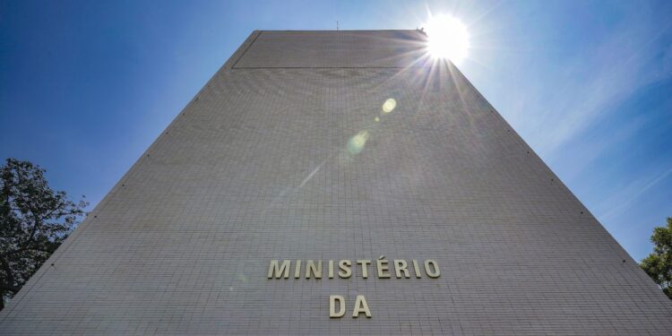 Governo bloqueia R$ 22,1 bi do Orçamento de 2026