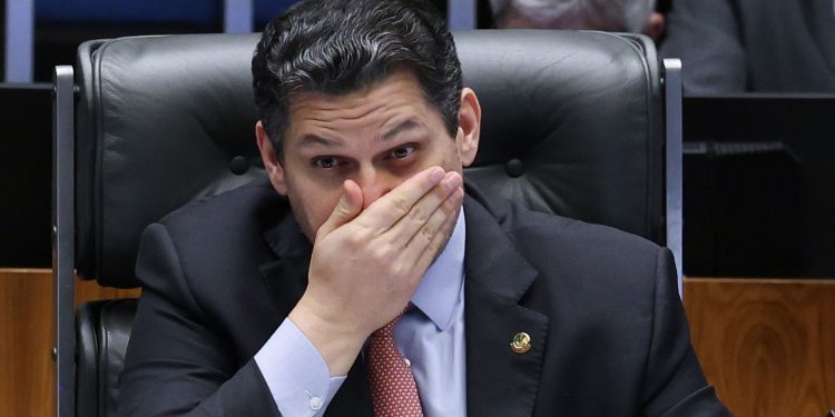 Alcolumbre mantém silêncio sobre 6×1 e oposição tenta preservar escala