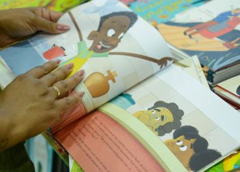 Bienal nas Escolas entra em clima de Copa para estimular leitura no RJ