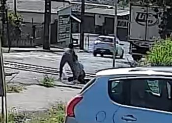 VÍDEO: motorista corre até ferrovia e salva homem preso nos trilhos 8 segundos antes de trem passar, no PR